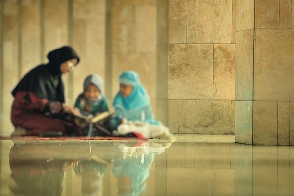 Quran-Woman-with-children-2-600x400